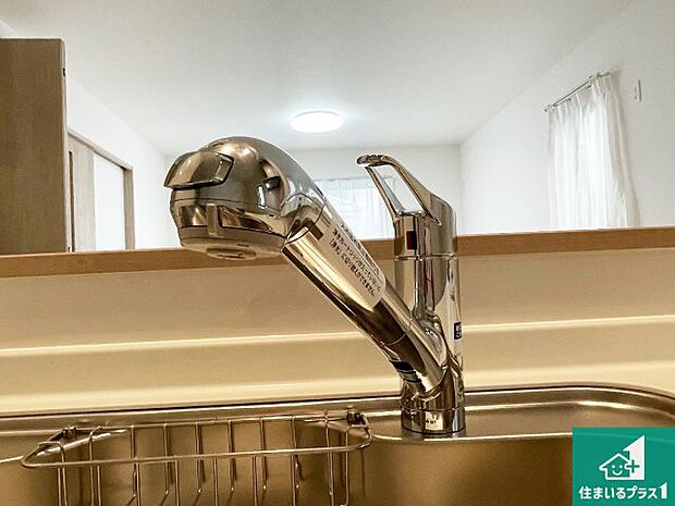 【キッチンシンク】蛇口の先端に浄水器を内蔵しています！原水と浄水、お湯と冷水、シャワーの切替えがワンタッチなので用途によって使い分けられます。