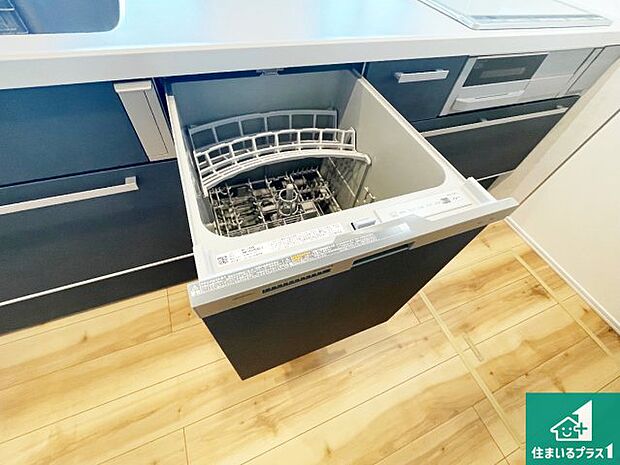 【食器洗浄乾燥機】食事後の一仕事、食器洗いをボタン一つでお任せできちゃいます！場所を取らないビルトイン式なので、お料理スペースもしっかり確保！