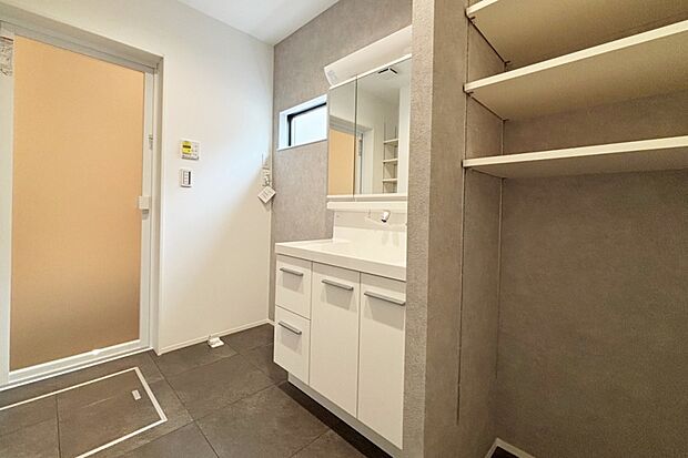 ■Photo/5号地洗面所■
可動棚付きの収納スペースを完備。着替えやバスタオル、洗剤のストックなどをたっぷり収納しておくことができます。