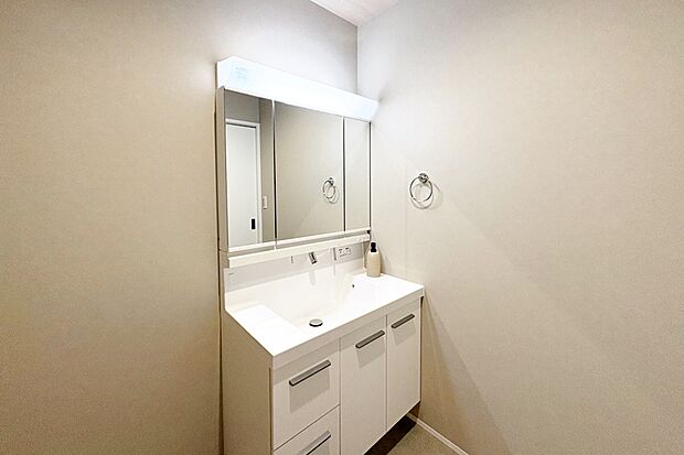 □Photo/1号地洗面所□
洗面台の水栓を上部に設置することで、水栓まわりに水をたまりにくくし、拭き掃除の手間が軽減されます。