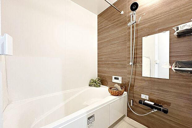 □Photo/1号地浴室□
木目調のアクセントクロスが1日の疲れを癒してくれます。浴槽はベンチ付きで、小さなお子様との入浴も安心です。