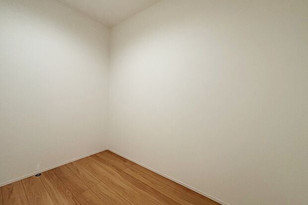 【■Photo/4号地納戸■】1階には大型納戸を完備。季節物の飾り物や衣類などたっぷりと収納できます。