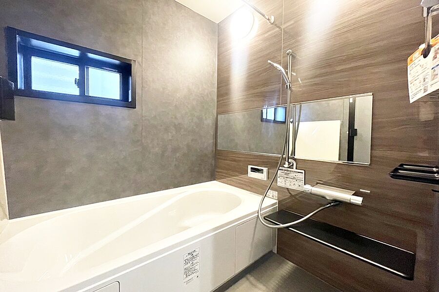 【6号地／浴室】トレンドを意識したデザインと高い機能性を備えた浴室。
寒い季節でも床が冷たく感じにくくなるキレイサーモフロアを採用。
独自の撥油性により、水を流すだけで汚れを取れやすくしています。