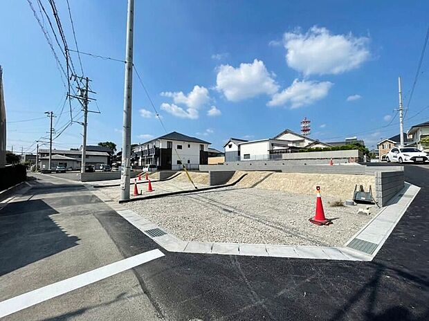 【前面道路含む現地写真】（2025年8月撮影）
閑静な住宅地にある為、落ち着いた暮らしを求める方にピッタリです。ご見学もお気軽にお問い合わせください。