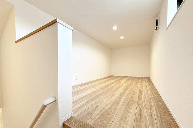 【■Photo/3号地小屋裏収納■】うれしい小屋裏収納完備。クリスマスツリーなど、季節物の飾り物やスーツケースなどの収納もラクラク。お部屋を広くお使いいただけます。