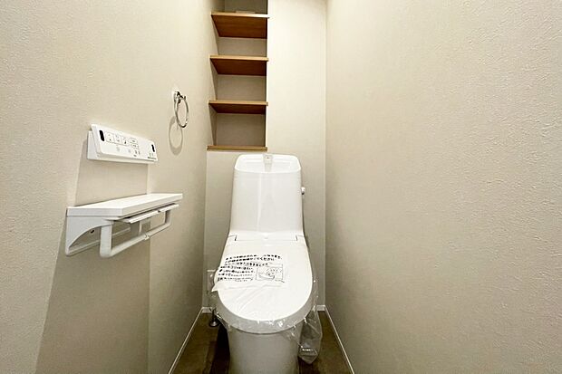 【■Photo/3号地トイレ■】強力な水流が便器鉢内のすみずみまで回り、少ない水でもしっかり汚れを洗い流します。便器のフチを丸ごとなくし、サッとひと拭き、お掃除ラクラクです。