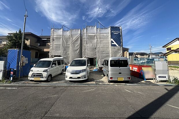 【Photo/現地写真（2026年6月撮影）】見通しが良く、対向車とのすれ違いもラクラク。毎日の運転ストレスをリセットしてくれる広々とした前面道路。
