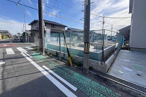 【Photo/現地写真（2026年6月撮影）】2面接道ならではの圧倒的な開放感！光と風をたっぷり採り込む角地物件です。