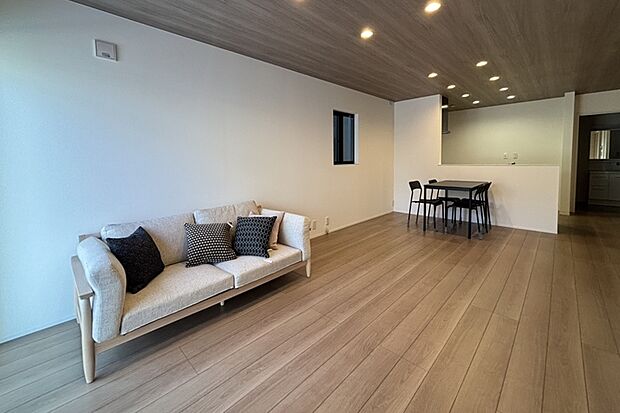 【2号地リビング】
収納豊富なリビング。リビングで使う雑多なモノを収納できます。リビングに収納家具を置かなくていいので、余白を楽しむことができます。