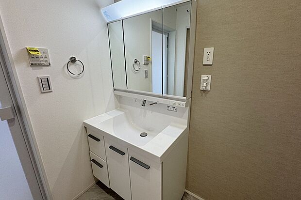 ＊3号地内観写真：洗面室＊
収納力のある洗面化粧台。