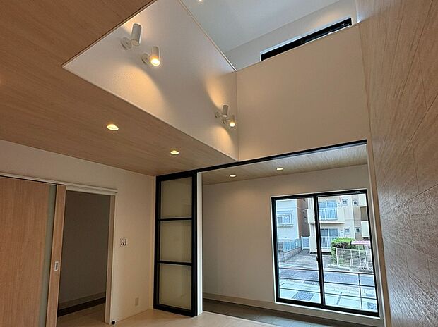*1号地内観写真：リビング*
拭き抜けを設けたリビング。立体的な抜け感があり、開放感があります。南向きで明るくダイナミックな空間です。家族が緩やかに繋がる吹き抜け&リビングアップ階段。