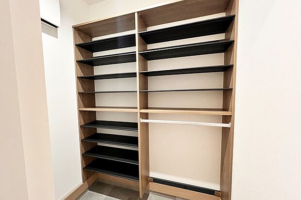 【1号地内観写真：シューズクローク】
靴はもちろん、ベビーカーや段ボール、スポーツ用品などを丸ごとすっきり収納できます。