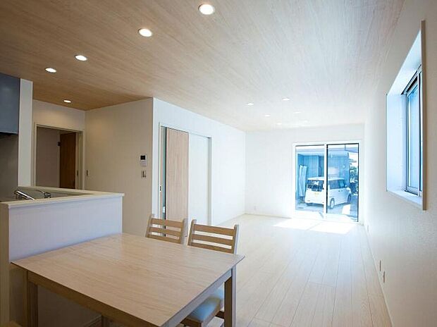 【内観写真:LDK】広々とした17.7帖のリビングには大開口の窓から明るい日差しが差し込みます。