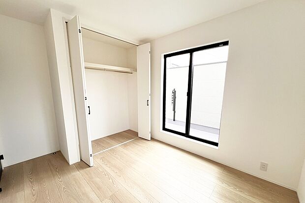 【内観写真：洋室】各居室収納付き。お洋服選びの時間が充実しそうです。