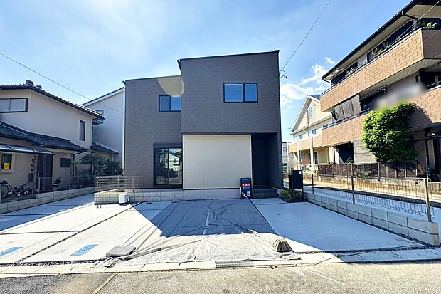 【現地外観写真】□Photo/1号地外観□
奥まった玄関は出入りの際などプライバシーが守られやすく、またお子様の急な飛び出しも予防します。