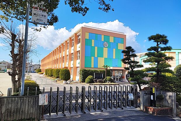 城山小学校（約1,400m）