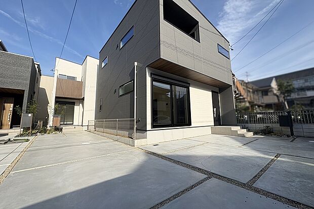 Photo/連棟外観
駐車2台可能、玄関には植栽を配置し、不在時や手が離せない時でも荷物を受け取る事ができる宅配ポストを完備。