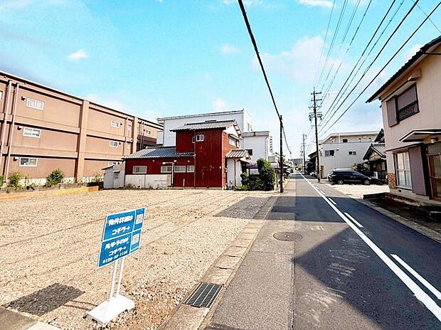 前面道路幅は5.7ｍです。駐車は車種により3台可能！ゆとりのある敷地で来客の際も慌てずに駐車いただけます。