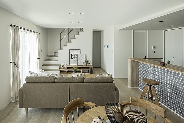 【4号地 リビング】階段をリビングに設置。居室に行くには必ずリビングを通るので【ただいま】【おかえり】のこえかけなど家族のふれあいが深まります。