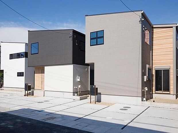 【全体写真】空に溶け込むシャープなライン。機能と意匠が共鳴する、モダンな姿。