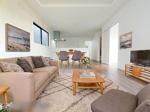 家族みんなが揃う場所だからこそ一番に陽当たりを考慮し明るくゆったりとくつろげる場所として設計しております。※こちらはCGで画像生成したイメージ画像になります。家具などは付いておりません。