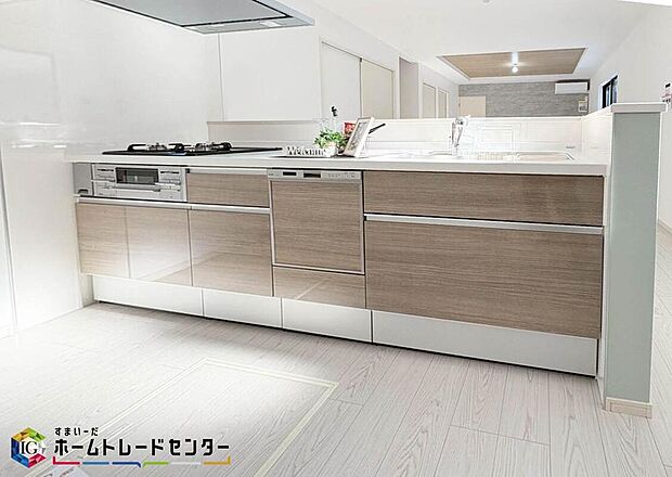 キッチンで作ったお料理もカウンター越しで受け渡しが可能なので、ママの家事の負担も軽減されますね♪キッチンとダイニングが1つの空間のようになりますので、部屋が広々とした感じを受けます。