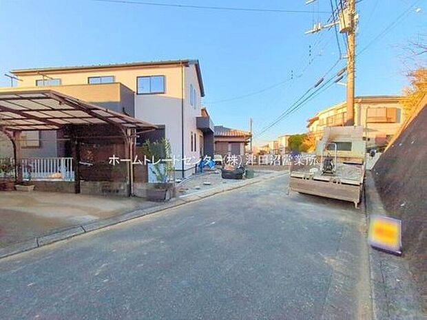 閑静な住宅地で子育て家族にピッタリ。毎日のお散歩も快適な緑に恵まれたエリアで、自然に包まれた穏やかな暮らしを実現するための、ゆとりある住環境が整っています。緑の潤いを感じながらホッと生活できそう。

