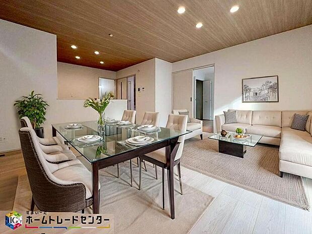 家族みんなが揃う場所だからこそ一番に陽当たりを考慮し明るくゆったりとくつろげる場所として設計しております。※こちらはCGで画像生成したイメージ画像になります。家具などは付いておりません。