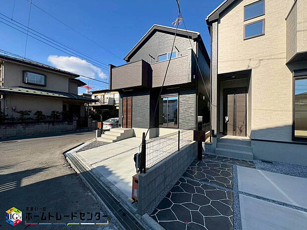 閑静な住宅地で子育て家族にピッタリ。毎日のお散歩も快適な緑に恵まれたエリアで、自然に包まれた穏やかな暮らしを実現するための、ゆとりある住環境が整っています。緑の潤いを感じながらホッと生活できそう。