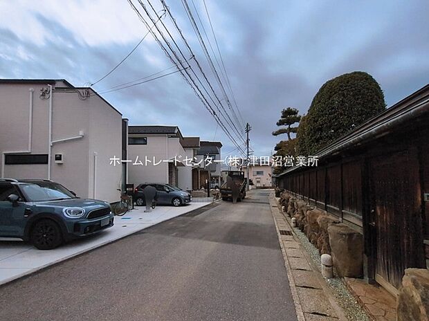 閑静な住宅地で子育て家族にピッタリ。毎日のお散歩も快適な緑に恵まれたエリアで、自然に包まれた穏やかな暮らしを実現するための、ゆとりある住環境が整っています。緑の潤いを感じながらホッと生活できそう。