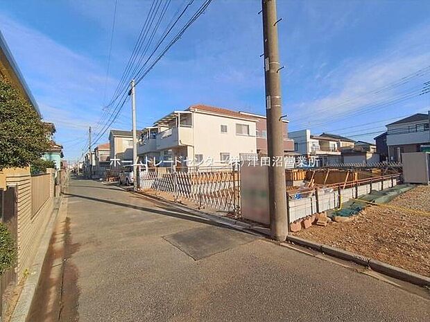 閑静な住宅地で子育て家族にピッタリ。毎日のお散歩も快適な緑に恵まれたエリアで、自然に包まれた穏やかな暮らしを実現するための、ゆとりある住環境が整っています。緑の潤いを感じながらホッと生活できそう。