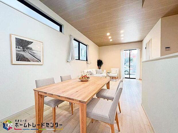 家族みんなが揃う場所だからこそ一番に陽当たりを考慮し明るくゆったりとくつろげる場所として設計しております。※こちらはCGで画像生成したイメージ画像になります。家具などは付いておりません。