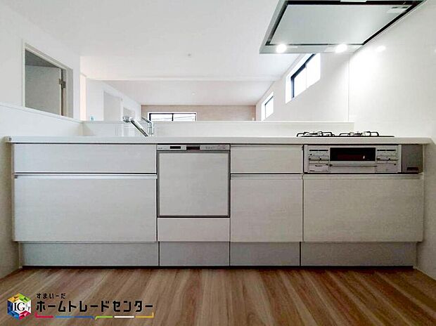 キッチンで作ったお料理もカウンター越しで受け渡しが可能なので、ママの家事の負担も軽減されますね♪キッチンとダイニングが１つの空間のようになりますので、部屋が広々とした感じを受けます。