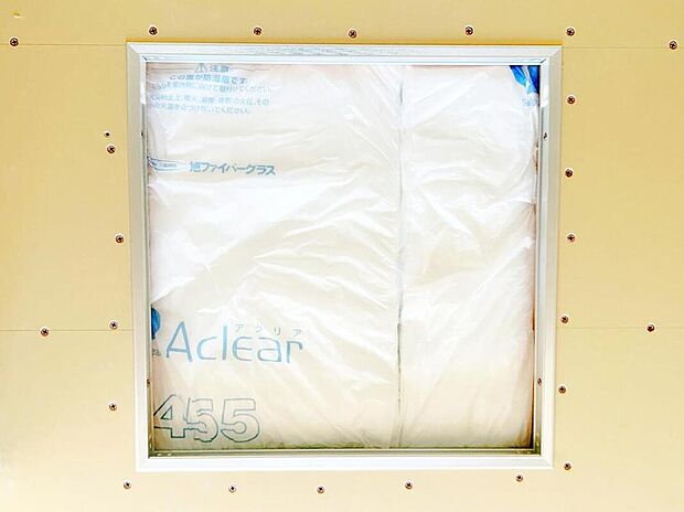 床・天井・壁の隙間に断熱材を入れることで、外部との断熱性・室内の保温性を高め、快適な居住空間を保ちます。