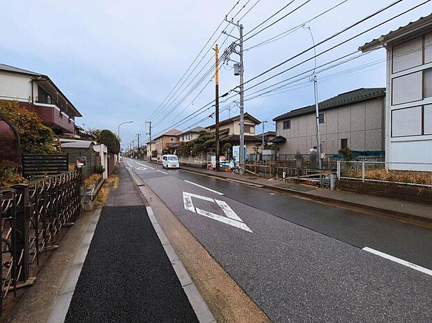 小学校まで徒歩2分と近く、子育て家族にピッタリ。毎日のお散歩も快適な緑に恵まれたエリアで、自然に包まれた穏やかな暮らしを実現するための、ゆとりある住環境が整っています。