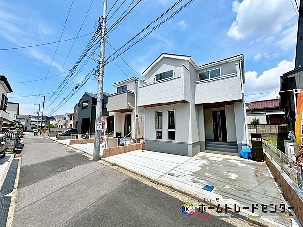 家族みんなが揃う場所だからこそ一番に陽当たりを考慮し明るくゆったりとくつろげる場所として設計しております。白を基調とした空間で明るく開放的な空間が魅力です◎