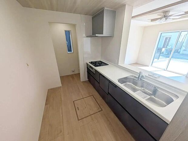 お洒落で清潔感のある対面キッチン♪対面式キッチンは家族との大事なコミュニケーションも取りやすく自然と会話が増えるような設計となっています。床下の収納スペースもちょっとした物を収納できるので嬉しい魅力♪