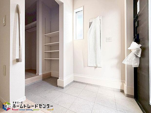 家の第一印象は玄関で決まるくらい重要な場所。玄関は家の顔といわれますが我が家のセンスをさりげなく感じさせる魅力ある玄関造りも楽しみの一つ。帰宅する度に家族がほっとできる心地よい空間造りも大切ですね♪