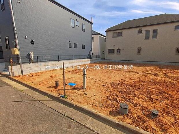 美しい緑と良好な住環境が守られてきたこの街に、新築戸建てが誕生致しました。穏やかな空気の流れる落ち着いた住環境です。ぜひ、現地へ足をお運びいただき実際の環境・陽当たりをご確認下さいませ♪