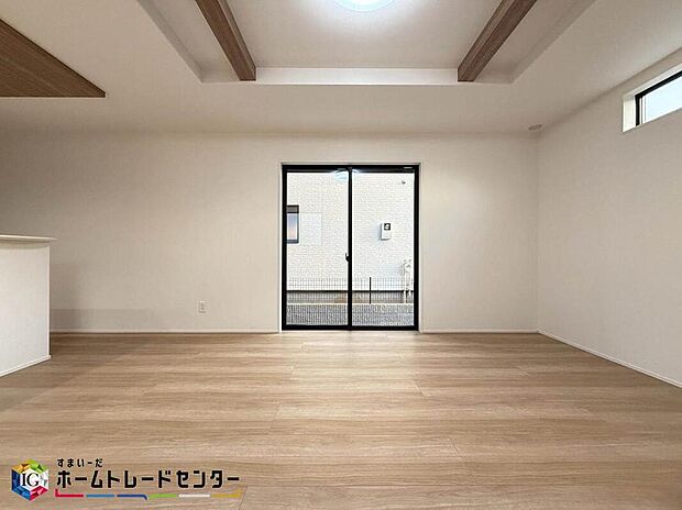 家族みんなが揃う場所だからこそ一番に陽当たりを考慮し明るくゆったりとくつろげる場所として設計しております。大切なお客様を迎えるリビングはいつも綺麗に保てるように♪収納もたくさんご用意しております♪