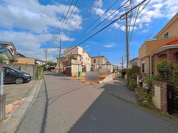閑静な住宅地で子育て家族にピッタリ。毎日のお散歩も快適な緑に恵まれたエリアで、自然に包まれた穏やかな暮らしを実現するための、ゆとりある住環境が整っています。緑の潤いを感じながらホッと生活できそう。