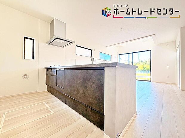 (1号棟)キッチンで作ったお料理もカウンター越しで受け渡しが可能なので、ママの家事の負担も軽減されますね♪キッチンとダイニングが1つの空間のようになりますので、部屋が広々とした感じを受けます。