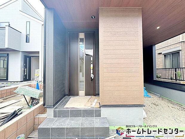 【3号棟】小窓採光を用いた玄関ドアは室内に優しい光を届けてくれます。玄関ポーチには屋根がついているので雨などでも玄関前で濡れずに準備ができます♪