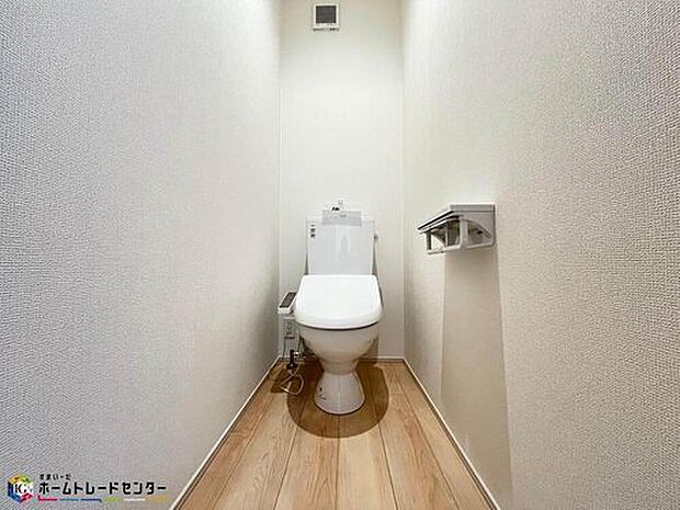 【トイレ】清潔感のあるスタイリッシュなシャワートイレ。トイレは家族が毎日使うプライベートな空間です。清潔であることはもちろん、使いやすく居心地のいいトイレにすることで快適に過ごすことができますね♪