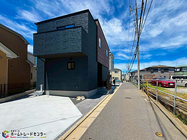 【前面道路含む現地写真】家族みんなが揃う場所だからこそ一番に陽当たりを考慮し明るくゆったりとくつろげる場所として設計しております。大切なお客様を迎えるリビングはいつも綺麗に保てるように♪収納もたくさんご用意しております♪