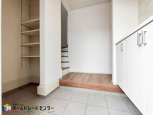 【玄関】下駄箱は可動棚タイプになっていますので、脚の長いブーツや長靴もたっぷり収納いただけます。いつも気持ちよくご家族をむかえられるよう、玄関下駄箱収納をフル活用してスッキリとした玄関を保ってください。