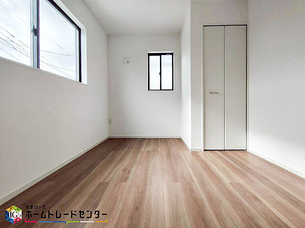 【2階洋室】お子様の成長と共に必要になる子供部屋。勉強机・ベッドを配置しても十分な広さがあるのは戸建てならでは。お子様のお友達を招いたりプライバシーも確保できる子供部屋はお子様の自立心も芽生えます♪