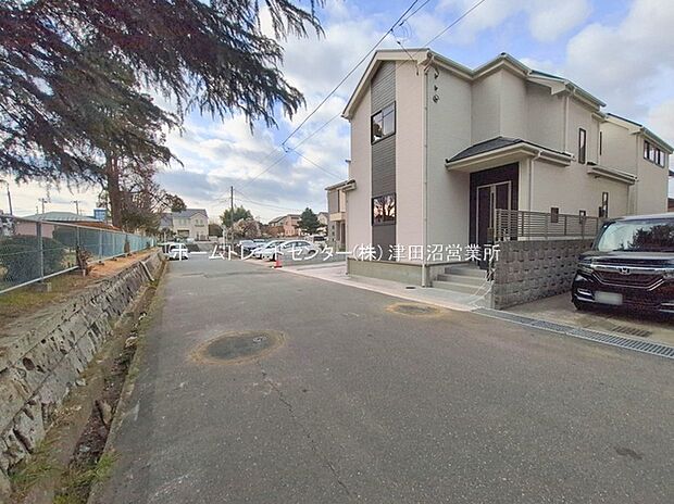 【現地外観写真】毎日のお散歩も快適な緑に恵まれた閑静な住宅地は、伸び伸びスローライフを叶えてくれます。自然豊富な季節の移ろいを身近に感じられる環境で子育てすれば、お子様もきっと素直に成長してくれるはずです！