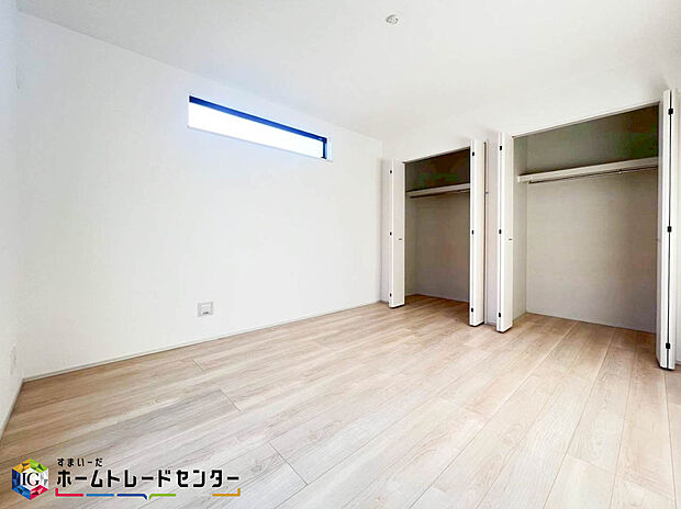 【2階洋室】ダブルベッドのサイズのベッドを配置しても十分な広さを確保できる寝室です♪住んでから後悔しないために、そして何よりゆっくりと安眠できるよう、居心地がよく快適に過ごせる寝室の空間づくりにこだわりましょう。