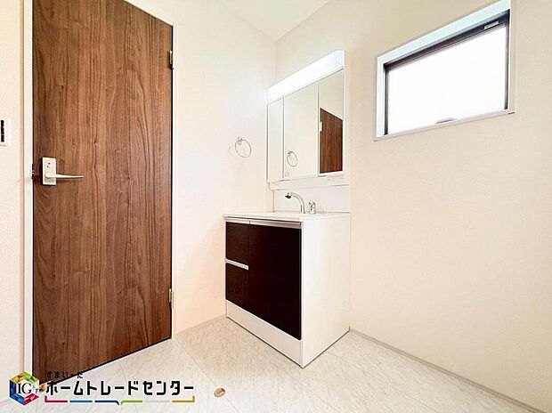 【洗面台・洗面所】三面鏡ならではの収納力、シャンプードレッサーならではの機能性、どちらも採用しております。汚れが落ちやすいすべり台ボウルは手入れもしやすく日々の生活を陰ながら支えてくれる仕様となっております。